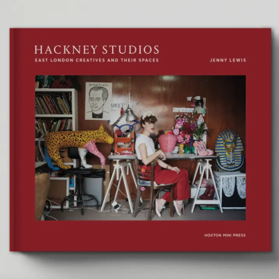 Livro Hackney Studios com mulher sentada num estúdio artístico