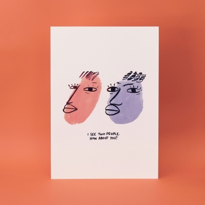 Cartão branco com ilustração de dois rostos estilizados rosa e roxo e texto em inglês