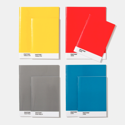 Quatro conjuntos de cadernos PANTONE em amarelo, vermelho, cinza e azul sobre fundo branco.