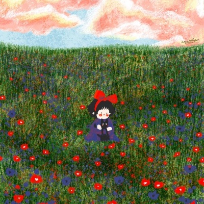 Menina com laço vermelho e vestido roxo segurando gatinho preto em campo florido sob céu azul com nuvens cor-de-rosa.