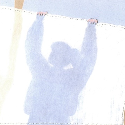 Pessoa segurando pano branco com sombra azulada