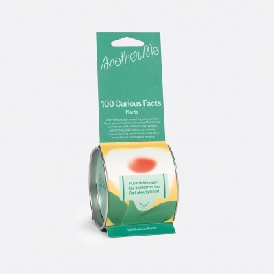 Rolo de bilhetes com curiosidades sobre plantas em embalagem verde