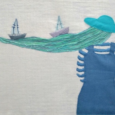Ilustração bordada de figura feminina com cabelo esvoaçante e barcos