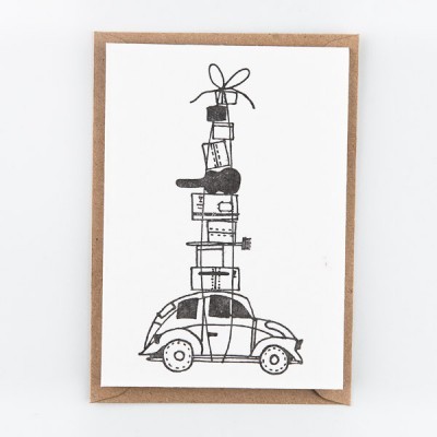 Cartão com desenho de carro antigo a transportar presentes em preto e branco.