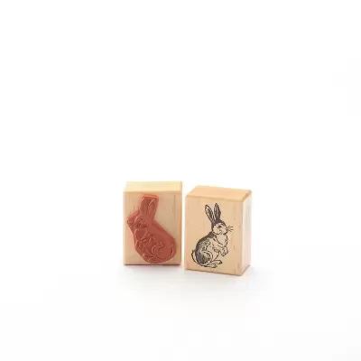 Carimbos de borracha com base de madeira com desenho de coelho.
