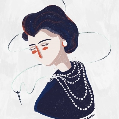 Ilustração de mulher com colares de pérolas e texto COCO CHANEL