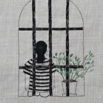 Bordado de figura humana de costas junto a janela arqueada com grades e planta