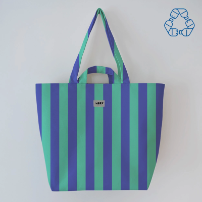 Saco riscas azul e verde com etiqueta LORT BARCELONA e símbolo de reciclagem