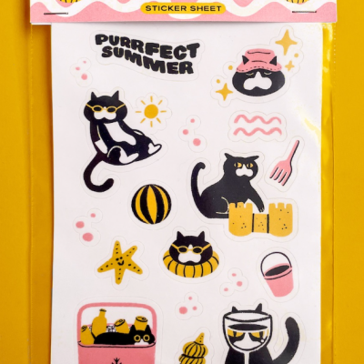 Folha de autocolantes de verão com gatos pretos e elementos de praia, embalagem rosa com texto