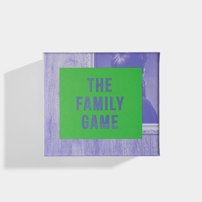 Caixa de jogo de tabuleiro THE FAMILY GAME em azul com etiqueta verde