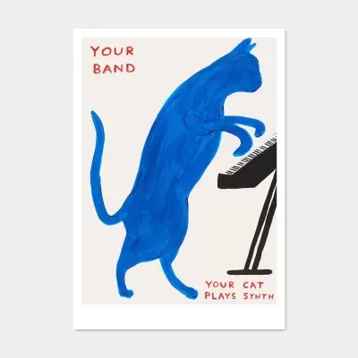 Poster com gato azul tocando sintetizador e texto em vermelho
