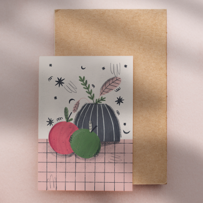 Cartão ilustrado com vaso, folhas e frutas sobre envelope castanho.