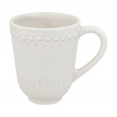 Caneca branca de cerâmica com padrão em relevo e pega arredondada