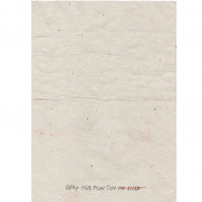 Folha de papel branco com texto manuscrito na parte inferior