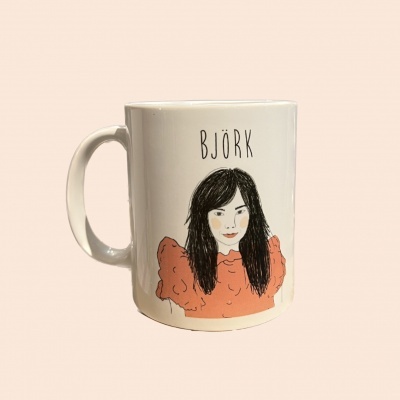 Caneca branca com ilustração de mulher e texto BJÖRK