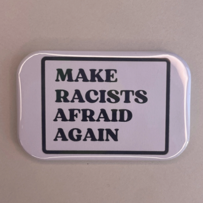 Pendente retangular branco com texto MAKE RACISTS AFRAID AGAIN