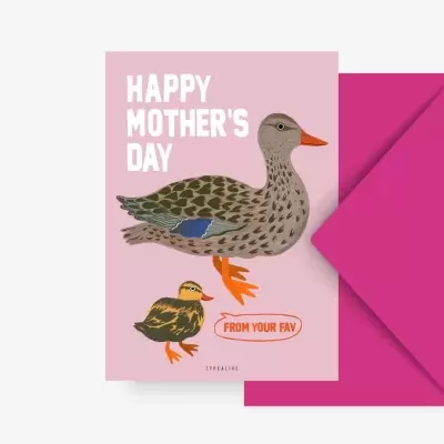 Cartão cor-de-rosa com patos e texto de Feliz Dia da Mãe com envelope rosa