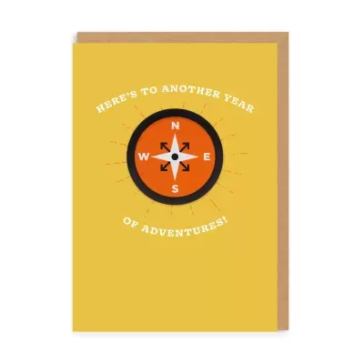 Cartão amarelo com bússola e texto em branco