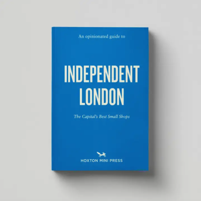 Livro azul 'INDEPENDENT LONDON' com textos em branco