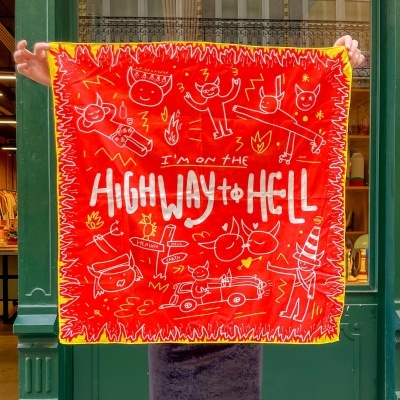 Lenço vermelho com desenhos animados e texto em inglês