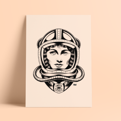 Ilustração em preto e branco de rosto feminino com capacete de astronauta e texto I NEED SPACE