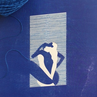 Tecido azul com padrão gráfico abstrato de figura feminina e bola de fio azul