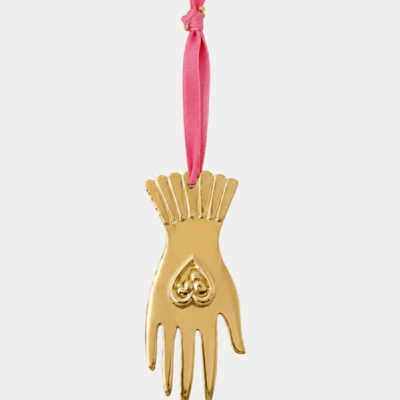 Pendente decorativo dourado em forma de mão com fita rosa