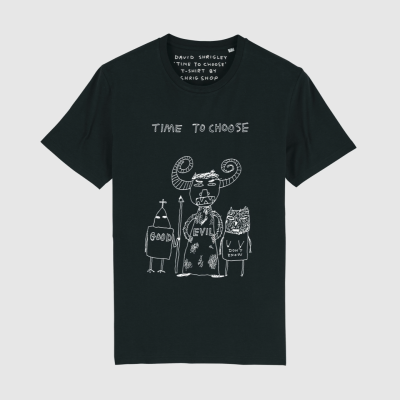 T-shirt preta com desenho em branco e textos em inglês