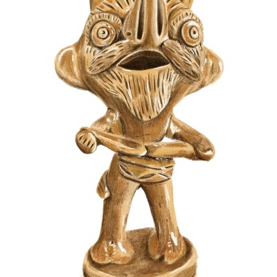 Estatueta castanha de figura antropomórfica com braços cruzados