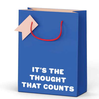 Sacola de papel azul com texto branco e cordão vermelho