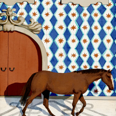 Porta de madeira castanha com azulejos decorativos azuis e castanhos, cavalo castanho a andar em chão padrão cinzento.