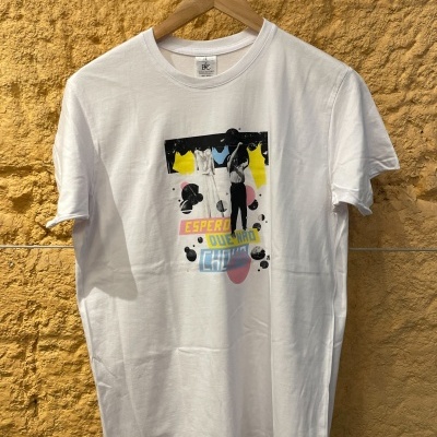 T-shirt branca com estampa colorida e texto 'ESPERO QUE NÃO CHOVA'