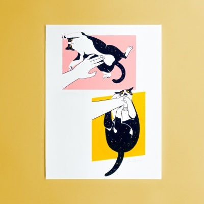 Ilustração de dois gatos pretos e brancos em fundos rosa e amarelo com mãos humanas interagindo.