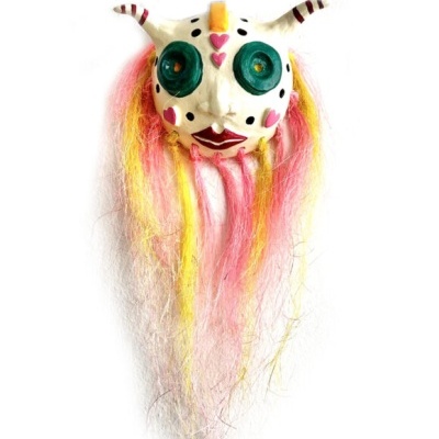 Máscara decorativa branca com olhos verdes e cabelo colorido