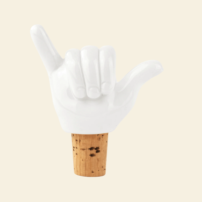 Rolha de cortiça com mão branca em sinal 'hang loose'