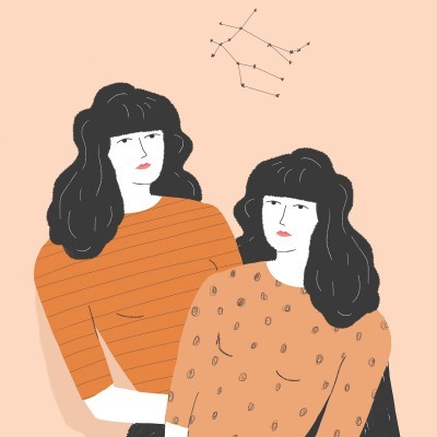 Ilustração de duas mulheres com camisolas coloridas e constelações ao fundo