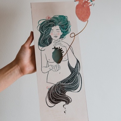 Ilustração de mulher com cabelo verde e negro segurando coração negro com flores cor-de-rosa