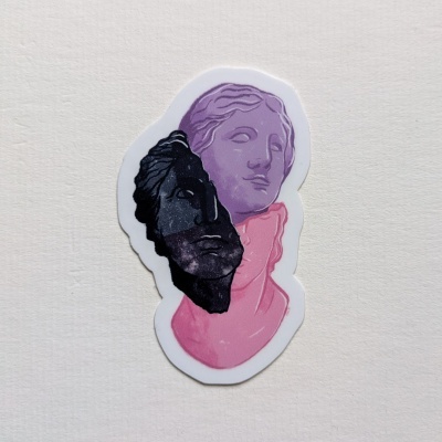 Adesivo com três cabeças de estátua coloridas sobre fundo branco