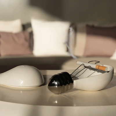 Utensílios de cozinha brancos e metálicos sobre mesa clara