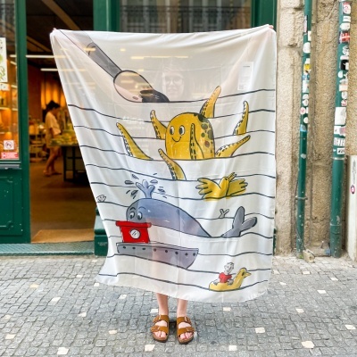 Pano branco com linhas pretas e desenhos coloridos de animais e barcos