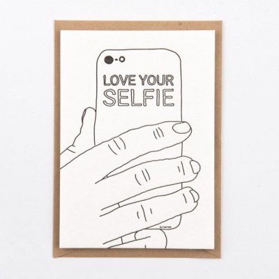 Cartão ilustrado com mão a segurar telemóvel e texto LOVE YOUR SELFIE