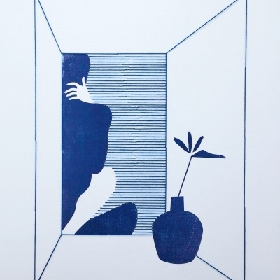 Desenho estilizado em azul de uma silhueta humana e um vaso com planta dentro de moldura geométrica