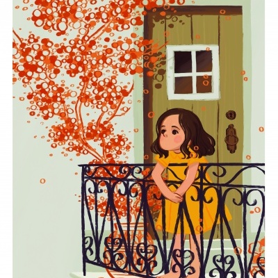 Criança de vestido amarelo numa varanda com porta verde e flores vermelhas