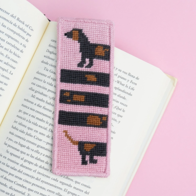 Marcador de livros tecido com padrão de cães dachshund rosa e preto