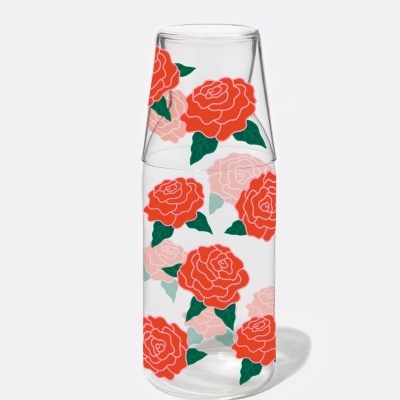 Garrafa de vidro com padrão floral vermelho e rosa