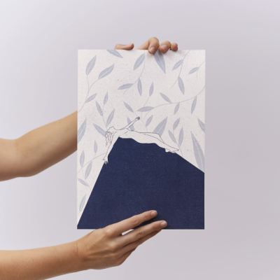 Poster com ilustração minimalista de pessoa deitada sobre área azul e fundo com padrão de folhas cinzentas