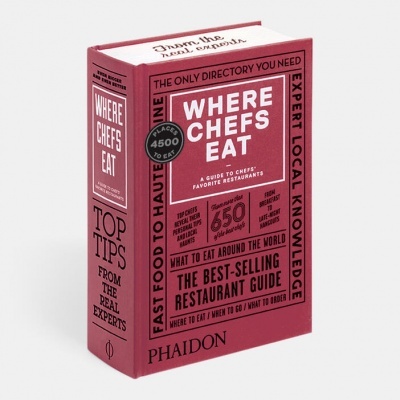 Livro guia de restaurantes 'Where Chefs Eat' com capa vinho e texto em branco e preto