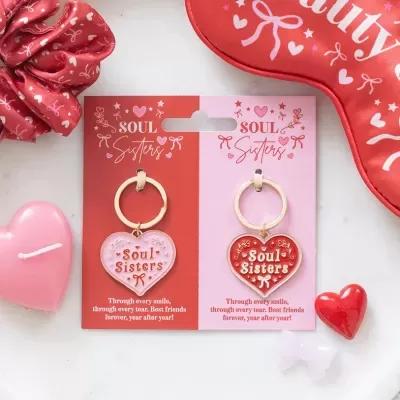 Porta-chaves em forma de coração com texto Soul Sisters, fita de cabelo, máscara de dormir e almofada rosa