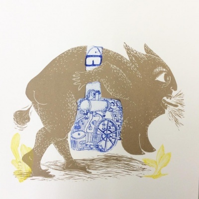 Ilustração de animal marrom com maquinaria azul visível e plantas amarelas em fundo branco