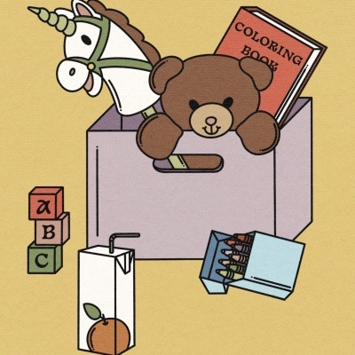 Caixa cor-de-rosa com brinquedos e material escolar sobre fundo amarelo.